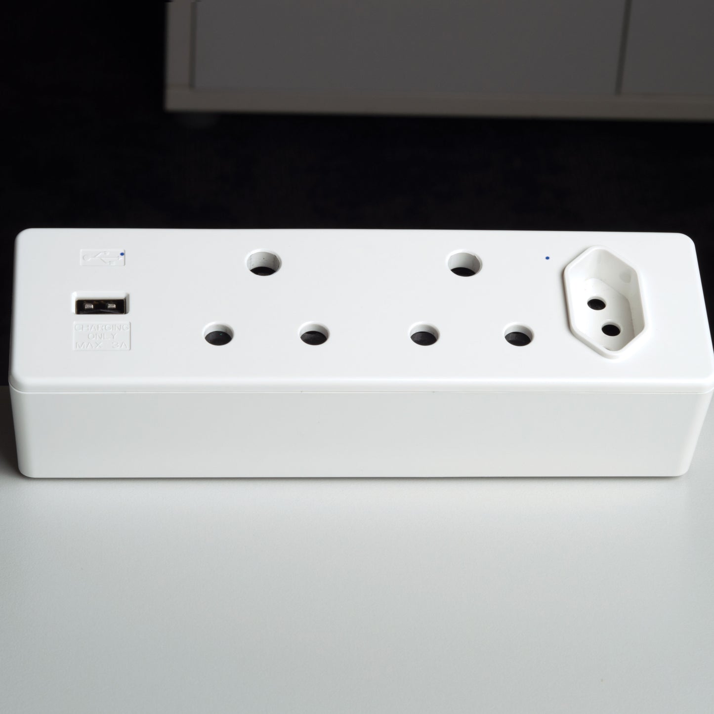 Power Hub with USB A – Vertical Desk Mounting
